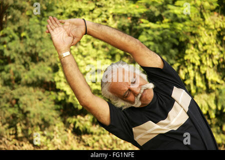 Älterer Herr im dunklen blau-T-Shirt passen mehr als sechzig Jahre alt trainieren im Park sich Herr #671 Stockfoto