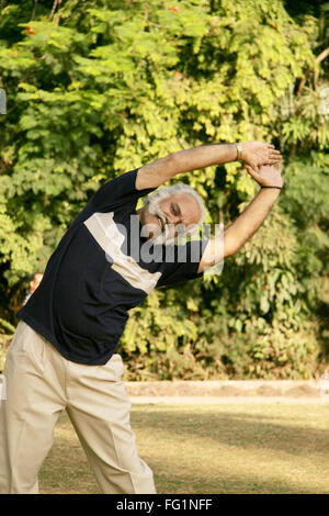 Älterer Herr im dunklen blau-T-Shirt passen über 60 Jahre alt Morgen trainieren im Park, um sich zu halten Herr #671 Stockfoto