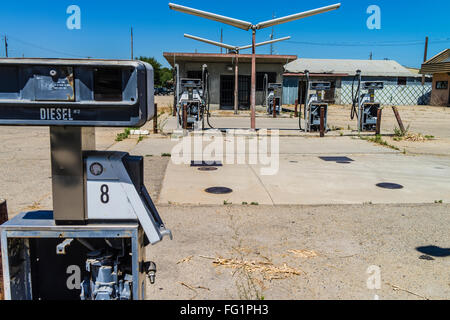 Zerstörten Überreste einer Benzin station in Central Valley in Kalifornien mit abgespeckte Pumpen und leeren Gebäude. Stockfoto