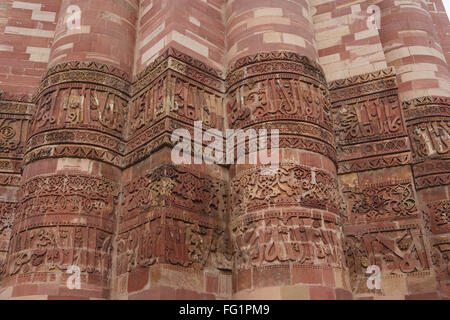 Basis der Qutab Minar besteht Alternative Rundschreiben und dreieckige Elementen errichtet 1311 roten Sandstein Turm Indo maurischer Kunst Delhi Stockfoto