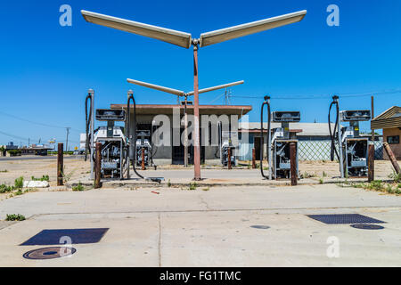 Zerstörten Überreste einer Benzin station in Central Valley in Kalifornien mit abgespeckte Pumpen und leeren Gebäude. Stockfoto