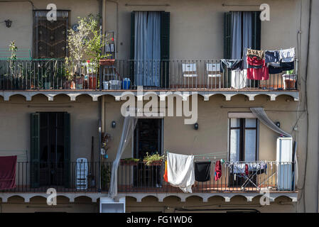 Kleidung aufhängen auf einem Balkon eines klassischen Immobilien in Barcelona, Katalonien, Spanien Stockfoto