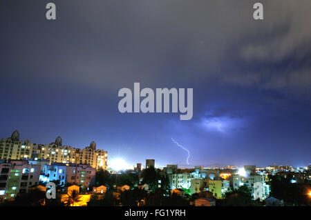 Stadtbild von einem Blitz in der Nacht Pune beleuchtet; Maharashtra; Indien 9. April 2008 Stockfoto