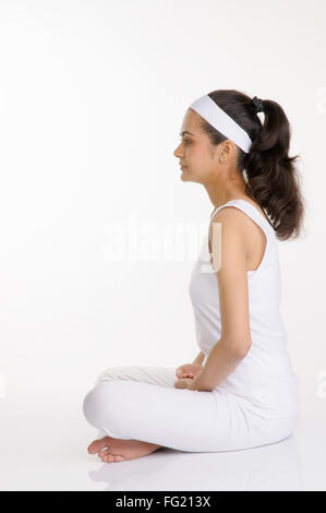 Porträt eines Mädchens, die ihre Meditation zu tun; Pune; Maharashtra; Indien Herr #686 M 12 07 2010 Stockfoto