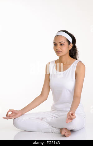 Porträt eines Mädchens, die ihre Meditation zu tun; Pune; Maharashtra; Indien Herr #686 M 12 07 2010 Stockfoto