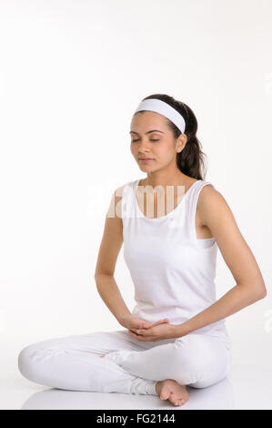 Porträt eines Mädchens, die ihre Meditation zu tun; Pune; Maharashtra; Indien Herr #686 M 12 07 2010 Stockfoto