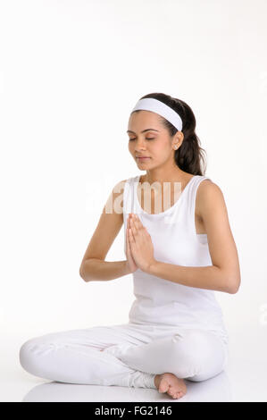 Porträt eines Mädchens, die ihre Meditation zu tun; Pune; Maharashtra; Indien Herr #686 M 12 07 2010 Stockfoto