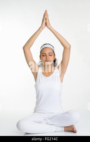 Porträt eines Mädchens, die ihre Meditation zu tun; Pune; Maharashtra; Indien Herr #686 M 12 07 2010 Stockfoto