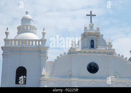 Eine weiße heilige Kirche Goa Maharashtra Indien Asien September 2010 Stockfoto