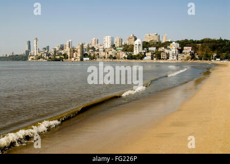 Ansicht von Gebäuden und Arabische Meer mit Möwen auf Wasser, Bombay Mumbai, Maharashtra, Indien Stockfoto