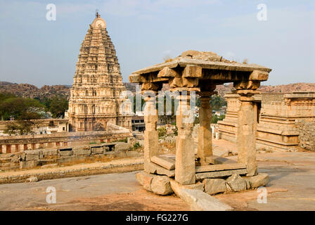 Gopuram des Virupaksha-Tempel vom Hemakuta Hügel und Ruinen von Hampi, Karnataka, Indien Stockfoto