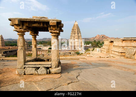 Gopuram des Virupaksha-Tempel vom Hemakuta Hügel und Ruinen von Hampi, Karnataka, Indien Stockfoto