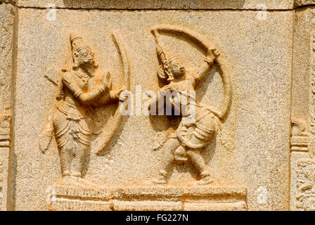 Rama lernen von seinem Guru Relief an Wand der Hazara Rama Tempel in Hampi, Karnataka, Indien Stockfoto