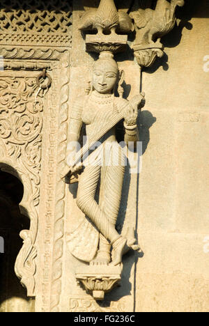 Frau spielt Veena Musikinstrument gemeißelt in Stein an der Wand des Tempels Maheshwar, Maheshwar, Madhya Pradesh, Indien Stockfoto