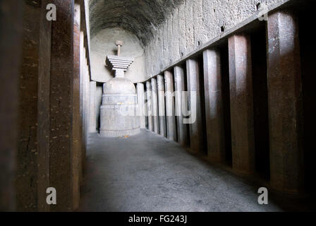 Bedsa Fels geschnitten Höhle Details des Stupa und Innenausstattung aus der Zeit um 2. Jahrhundert v. Chr., District Pune, Maharashtra, Indien Stockfoto