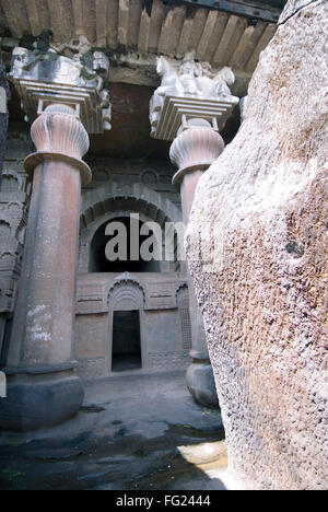 Eingang des Bedsa Fels geschnitten Höhle aus der Zeit um das 2. Jahrhundert v. Chr., District Pune, Maharashtra, Indien Stockfoto