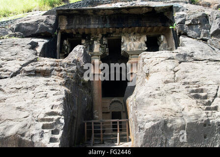 Eingang des Bedsa Fels geschnitten Höhle aus der Zeit um 2. Jahrhundert v. Chr., District Pune, Maharashtra, Indien Stockfoto