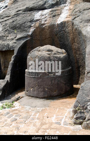 Stupa am Eingang des Bedsa Rock geschnitten Höhle aus der Zeit um 2. Jahrhundert v. Chr., District Pune, Maharashtra, Indien Stockfoto