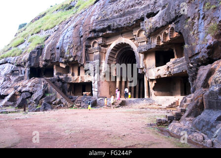 Touristen besuchen Bhajas Fels geschnitten Höhlen rund um 2. Jahrhundert v. Chr. in Hügeln in der Nähe von Lonavala, Maharashtra, Indien Stockfoto