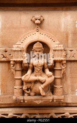 Die Göttin sitzt auf Elefanten an der Wand des Panchasara Parasvanath Jain-Tempel; Patan; Gujarat; Indien Stockfoto