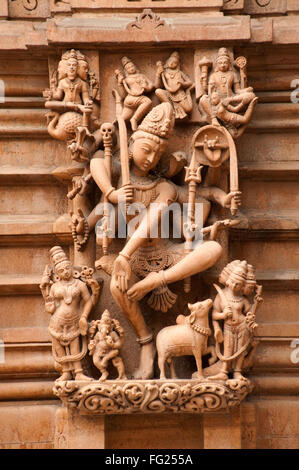 Skulptur des Lords Shiva und andere Götter an der Wand des Panchasara Parasvanath Jain-Tempel; Patan; Gujarat; Indien Stockfoto