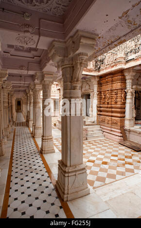 Marmor-Korridor in Panchasara Parasvanath Jain-Tempel; Patan; Gujarat; Indien Stockfoto