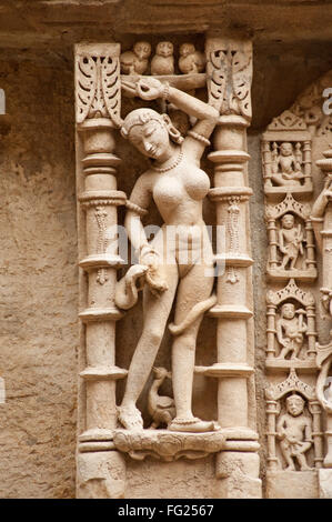 Skulptur von Vishkanya an der Wand der Königinnen Schritt gut; Patan; Gujarat; Indien Stockfoto