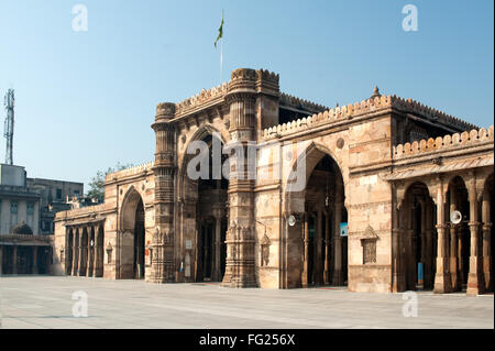 Gebetsraum mit Blick auf den Hof von Jami Masjid; Jama Masjid; Freitag Moschee; Jumah Moschee; Ahmedabad; Gujarat; Indien; asien Stockfoto