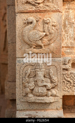 Skulptur von Ganesh und Pfau auf der Wand des Vitthal Tempel; Hampi; Karnataka; Indien Stockfoto