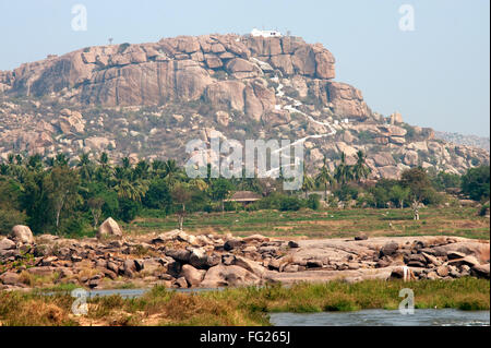 Anjani Hügel am Ufer des Tungabhadhra Flusses; Hampi; Karnataka; Indien Stockfoto