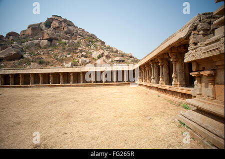 Achyutaraya Tempel und Matanga Hill in Hampi; Karnataka; Indien Stockfoto