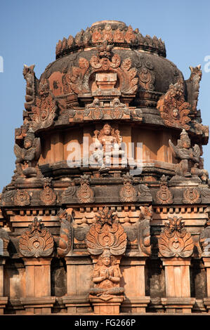 Skulptur von Gott und Göttinnen auf der Spitze der Krishna-Tempel; Hampi; Karnataka; Indien Stockfoto