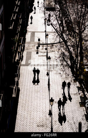 Schatten und Silhouetten von Menschen zu Fuß auf einer Straße in Barcelona im Winter. Stockfoto