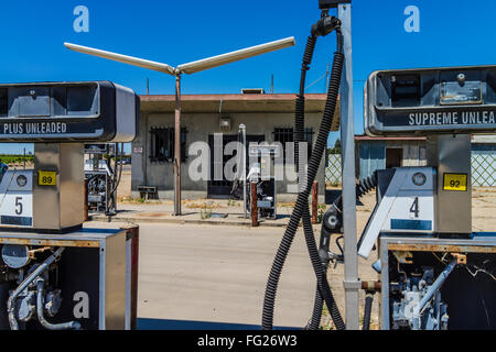 Zerstörten Überreste einer Benzin station in Central Valley in Kalifornien mit abgespeckte Pumpen und leeren Gebäude. Stockfoto