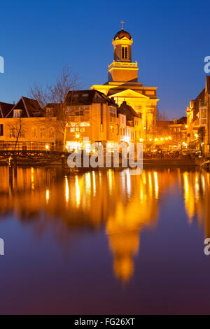 Einen Kanal mit der Hartebrug-Kirche in Leiden, Niederlande in der Nacht. Stockfoto