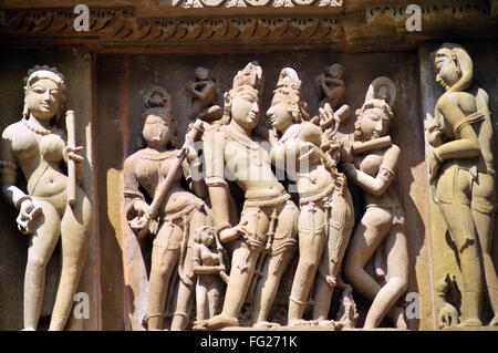 Khajuraho kunstvoll geschnitzte Skulpturen an Wand von Lakshmana Tempel Madhya Pradesh, Indien Stockfoto