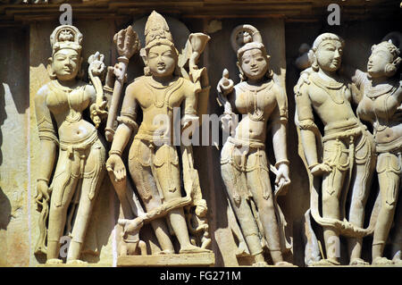 Khajuraho kunstvoll geschnitzte Skulpturen an Wand von Lakshmana Tempel Madhya Pradesh, Indien Stockfoto