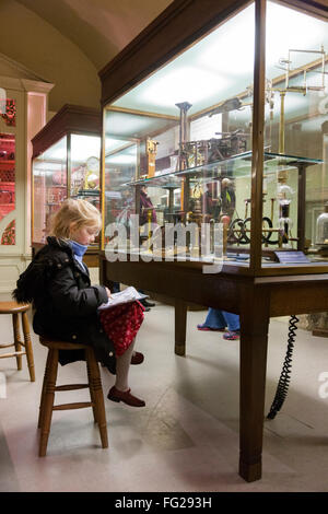 Junge Schulmädchen Alter Aktivität Spuren betrachten Display Ausstellung Ausstellung Museum der Geschichte der Wissenschaft Oxford UK Stockfoto