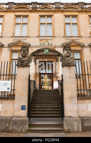 Vordere Fassade außen vor: Museum für Wissenschaftsgeschichte (Old Ashmolean Building) mit Treppe / Schritte zur Tür. Oxford UK Stockfoto