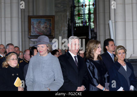 Laeken, Niederlande. 17. Februar 2016. König Philippe, Königin Mathilde (2 L), Prinzessin Marie-Esmeralda (2. R), Prinzessin Lea von Belgien (R) und Mitglieder der königlichen Familie besuchen die jährliche Feier der Eucharistie an die verstorbenen Mitglieder der königlichen Familie, 17. Februar 2016 in Laeken, Niederlande. Die Masse erfolgt bei der Onze-Lieve-Vrouwkerk in Laeken. Bildnachweis: Dpa picture Alliance/Alamy Live News Stockfoto