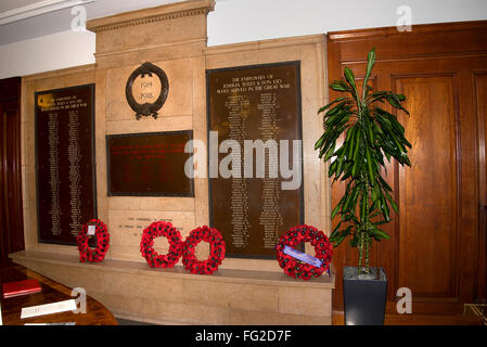 Das Kriegerdenkmal von Menschen, die in der Tetley Brauerei gearbeitet, die im 1. Weltkrieg in der Kunstgalerie Tetley in Leeds Yorkshire getötet wurden Stockfoto