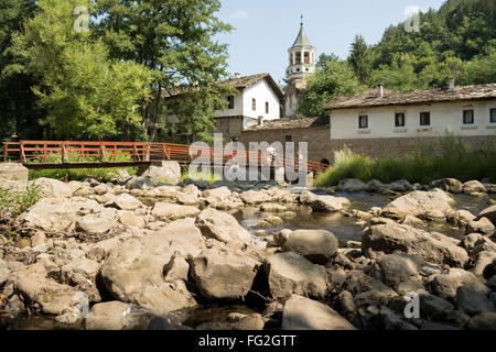 Drjanovo Kloster in der Nähe von Gabrovo in Bulgarien. Von der gegenüberliegenden Seite des Flusses mit Brücke, Gebäude und Turm gesehen. Stockfoto