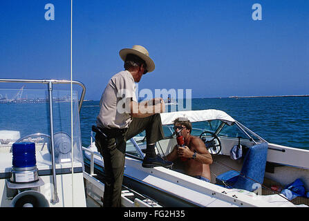 Ocean City, Maryland, USA, 23. Juli 1987 Offizier Norman Mühlen der Maryland Natural Resources-marine-Einheit führt sicherere Bootfahren Inspektionen während patrouillieren in den Gewässern der Isle Of Wight Bucht auf der Westseite von Ocean City, MD  Bildnachweis: Mark Reinstein Stockfoto