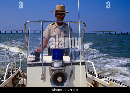 Ocean City, Maryland, USA, 23. Juli 1987 Offizier Norman Mühlen der Maryland Natural Resources-marine-Einheit führt sicherere Bootfahren Inspektionen während patrouillieren in den Gewässern der Isle Of Wight Bucht auf der Westseite von Ocean City, MD  Bildnachweis: Mark Reinstein Stockfoto