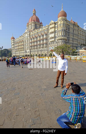 Indische Touristen außerhalb des Taj Mahal Palace Hotel, Mumbai, Indien Stockfoto