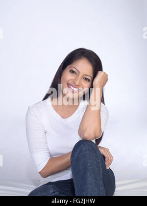 dame in modernem Kleid in blauer Jeans und weißem Oberteil MR#702Z Stockfoto