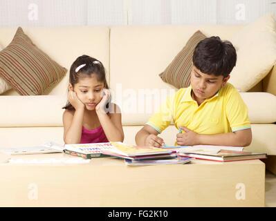 Bruder tun Zeichnung Arbeit und Schwester sitzen im Haus Herr #702T, #702U Herr Bücher anschauen Stockfoto