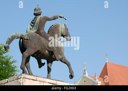 Reiterstatue des Heiligen Stephan in Györ von hinten mit klaren blauen Himmel Stockfoto