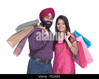 Sikh Mann und Frau stehen nah beieinander halten Einkaufstaschen Herr #702Z; 779A Stockfoto