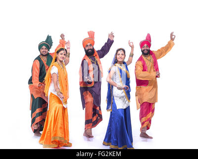 Tänzer, die Volkstanz aufführen Bhangra Punjab Punjabi tanzen Indien Indisch Asien Asiatisch MR#779B;779C;779D;779E;779F Stockfoto